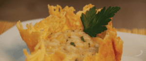 Risoto Cremoso com Camarão em Cestinhas de Parmesão